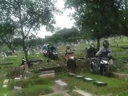 Duh! Hindari Macet, Pemotor Terabas Kuburan Cari Jalan Pintas