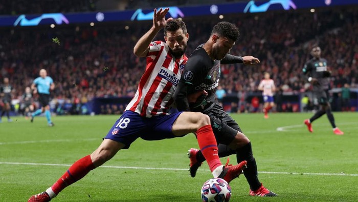 MADRID, SPAIN - FEBRUARY 18: Alex Oxlade-Chamberlain of Liverpool is challenged by Felipe of Atletico Madrid during the UEFA Champions League round of 16 first leg match between Atletico Madrid and Liverpool FC at Wanda Metropolitano on February 18, 2020 in Madrid, Spain. (Photo by Angel Martinez/Getty Images)