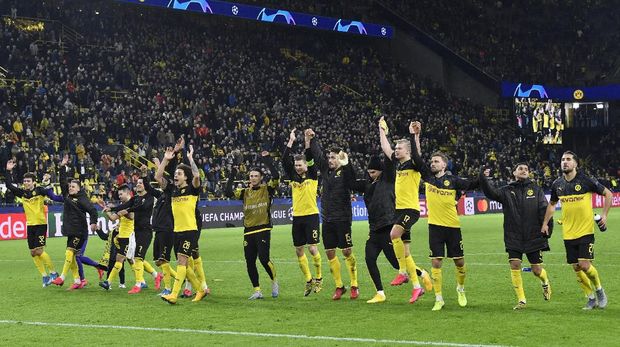 Borussia Dortmund players celebrate at the end of the Champions League round of 16 first leg soccer match between Borussia Dortmund and Paris Saint Germain in Dortmund, Germany, Tuesday, Feb. 18, 2020. (AP Photo/Martin Meissner)
