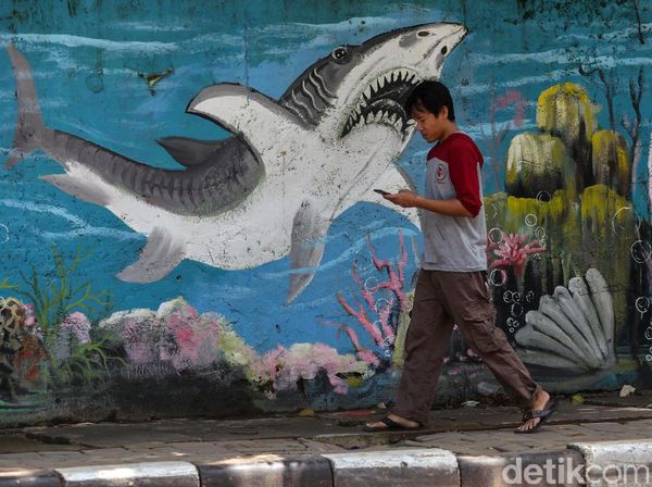 Warna-warni Mural Bertema Hewan Laut Hiasi Jalan Jembatan Tiga