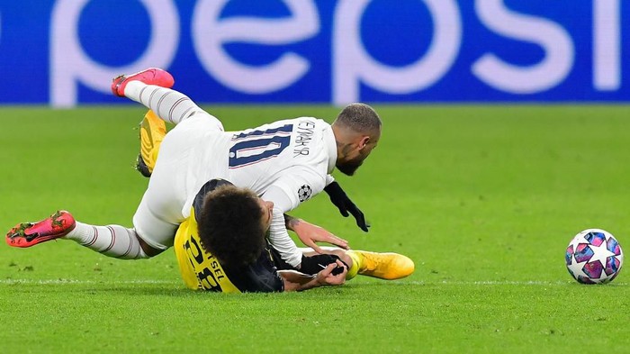 Paris Saint-Germains Brazilian forward Neymar fouls Dortmunds Belgian midfielder Axel Witsel during the UEFA Champions League Last 16, first-leg football match BVB Borussia Dortmund v Paris Saint-Germain (PSG) in Dortmund, western Germany, on February 18, 2020. (Photo by Tobias SCHWARZ / AFP)