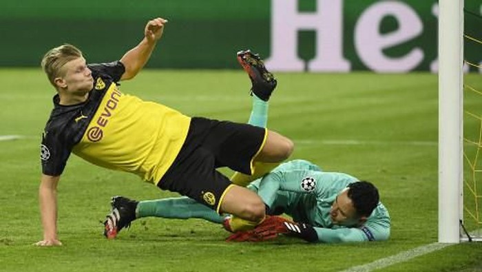 Dortmunds Norwegian forward Erling Braut Haaland (L) scores the 1-0 against Paris Saint-Germains Costa Rican goalkeeper Keylor Navas during the UEFA Champions League Last 16, first-leg football match BVB Borussia Dortmund v Paris Saint-Germain (PSG) in Dortmund, western Germany, on February 18, 2020. (Photo by Ina Fassbender / AFP)