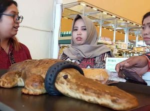 Ketika Buaya Berkalung Ban Dibuatkan Roti