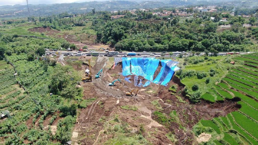 Penampakan dari Udara Longsor di Pinggir KM 118 Tol Cipularang Penampakan dari Udara Longsor di Pinggir KM 118 Tol Cipularang