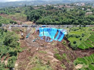Penampakan dari Udara Longsor di Pinggir KM 118 Tol Cipularang