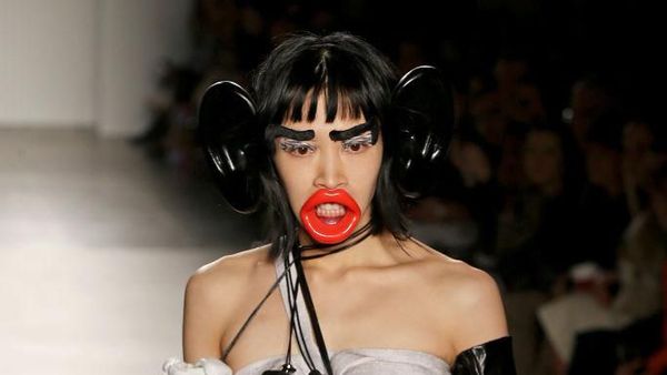 Foto: Fashion Show Ini Tuai Kontroversi Karena Modelnya Pakai Aksesori Monyet