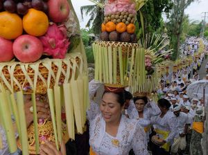 Ratusan Perempuan di Bali Ramaikan Tradisi Parade Sesajen