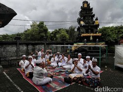 Umat Hindu Khidmat Peringati Galungan di Pura Aditya Jaya