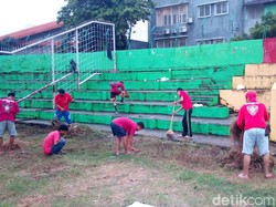 Suporter PSM Makassar Bersih-bersih Stadion Andi Mattallatta