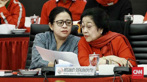 Ketua DPP PDI Perjuangan Puan Maharani dan Ketua Umum PDI Perjuangan Megawati Soekarnoputri saat di acara pengumuman pasangan calon kepala daerah dan wakil kepala daerah Gelombang I di DPP PDI Perjuangan. Jakarta. Rabu (19/2/2020). CNN Indonesia/Andry Novelino