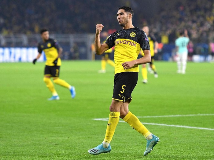 DORTMUND, GERMANY - NOVEMBER 05: Achraf Hakimi of Borussia Dortmund celebrates after scoring his teams first goal during the UEFA Champions League group F match between Borussia Dortmund and Inter at Signal Iduna Park on November 05, 2019 in Dortmund, Germany. (Photo by Jörg Schüler/Getty Images)