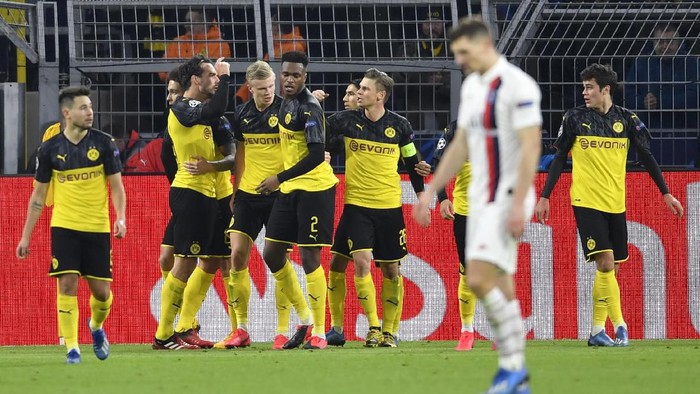 Dortmunds Erling Braut Haaland celebrates with teammates after scoring his sides second goal during the Champions League round of 16 first leg soccer match between Borussia Dortmund and Paris Saint Germain in Dortmund, Germany, Tuesday, Feb. 18, 2020. (AP Photo/Martin Meissner)