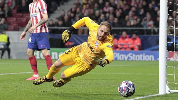 Atletico Madrid's goalkeeper Jan Oblak dives for the ball during a first leg, round of 16, Champions League soccer match between Atletico Madrid and Liverpool at the Wanda Metropolitano stadium in Madrid, Spain, Tuesday Feb. 18, 2020. (AP Photo/Bernat Armangue)