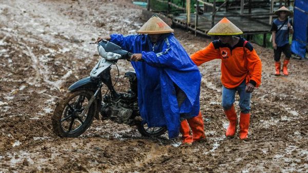 Aksi Warga Menembus Jalan Berlumpur di Lebak Banten