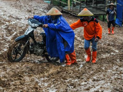 Aksi Warga Menembus Jalan Berlumpur di Lebak Banten