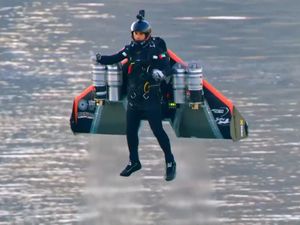 Ada Iron Man Terbang di Langit Dubai