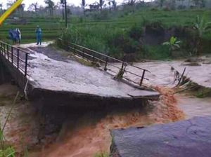 Jembatan Cigunung Ciamis Putus Dihantam Arus Deras Sungai