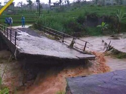 Jembatan Cigunung Ciamis Putus Dihantam Arus Deras Sungai