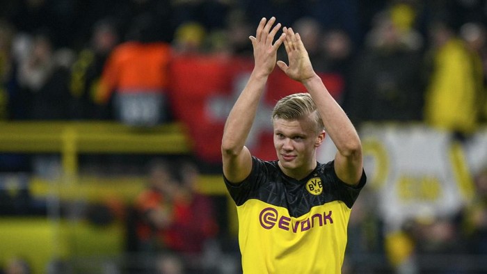 Dortmunds Norwegian forward Erling Braut Haaland applauds after the UEFA Champions League Last 16, first-leg football match BVB Borussia Dortmund v Paris Saint-Germain (PSG) in Dortmund, western Germany, on February 18, 2020. (Photo by Ina Fassbender / AFP)