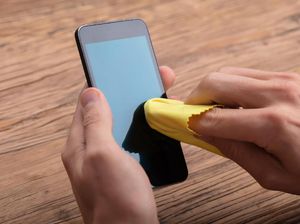 Begini Cara Membersihkan Handphone untuk Menghindari Virus Corona