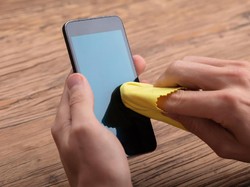 Begini Cara Membersihkan Handphone untuk Menghindari Virus Corona