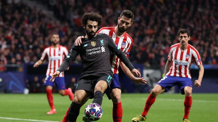 MADRID, SPAIN - FEBRUARY 18: Mohamed Salah of Liverpool is challenged by Felipe of Atletico Madrid during the UEFA Champions League round of 16 first leg match between Atletico Madrid and Liverpool FC at Wanda Metropolitano on February 18, 2020 in Madrid, Spain. (Photo by Angel Martinez/Getty Images)