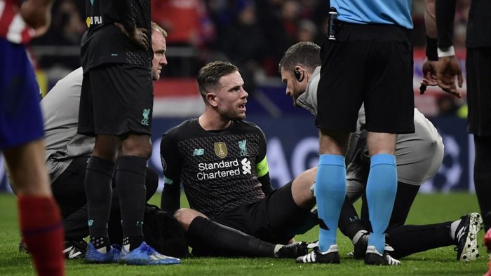 Liverpools English midfielder Jordan Henderson sits on the field during the UEFA Champions League, round of 16, first leg football match between Club Atletico de Madrid and Liverpool FC at the Wanda Metropolitano stadium in Madrid on February 18, 2020. (Photo by JAVIER SORIANO / AFP)
