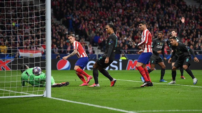 MADRID, SPAIN - FEBRUARY 18: Saul Niguez of Atletico Madrid scores his teams first goal past Alisson Becker of Liverpool during the UEFA Champions League round of 16 first leg match between Atletico Madrid and Liverpool FC at Wanda Metropolitano on February 18, 2020 in Madrid, Spain. (Photo by Michael Regan/Getty Images)