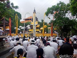 Umat Hindu Rayakan Galungan di Pura Aditya Jaya