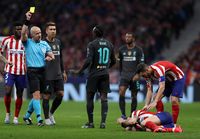 Sadio Mane saat mendapat kartu kuning