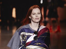 9 Ide Menarik Pakai Scarf, Cowok Juga Bisa Tiru