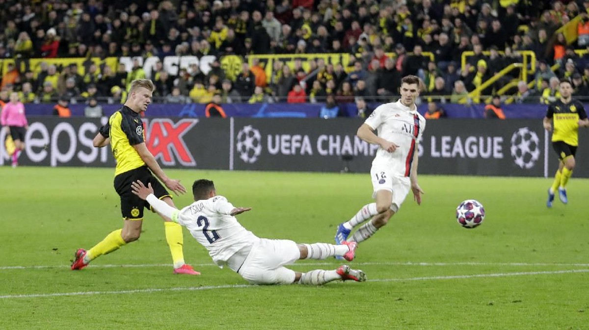 Momen Erling Haaland mencetak gol kedua Borussia Dortmund ke gawang Paris Saint-Germain di leg pertama babak 16 besar Liga Champions. ( Foto: Michael Probst/AP Photo)