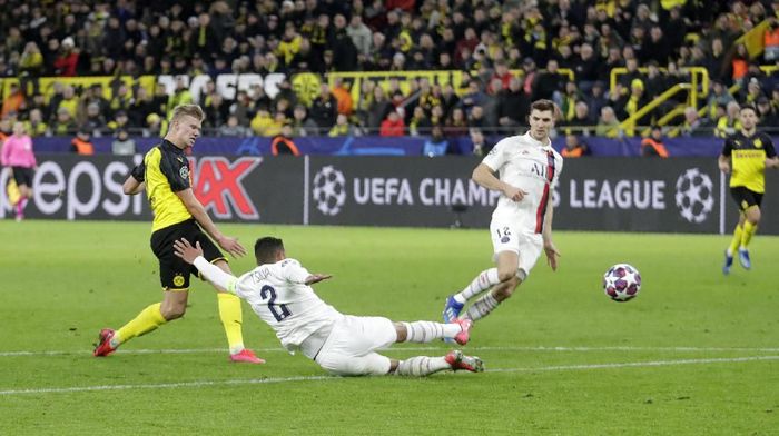 erling braut haaland borussia dortmund vs paris saint-germain liga champions Dortmunds Erling Braut Haaland, left, scores his sides second goal during the Champions League round of 16 first leg soccer match between Borussia Dortmund and Paris Saint Germain in Dortmund, Germany, Tuesday, Feb. 18, 2020. (AP Photo/Michael Probst)
