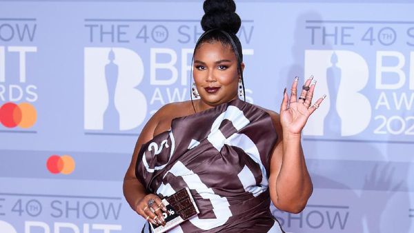 Foto: Lizzo Penuh Gaya Pakai Bungkusan Cokelat di Brit Awards 2020