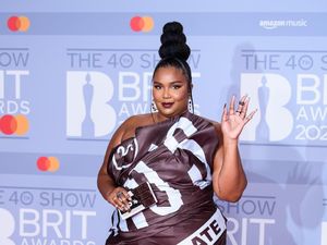 Foto: Lizzo Penuh Gaya Pakai Bungkusan Cokelat di Brit Awards 2020