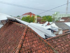 Angin Kencang di Surabaya Terbangkan Atap Galvalum dan Timpa Rumah