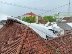 Angin Kencang di Surabaya Terbangkan Atap Galvalum dan Timpa Rumah