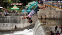 Melompat di Cek Dam Koto Tuo Padang