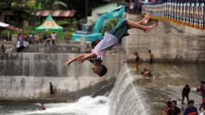 Melompat di Cek Dam Koto Tuo Padang