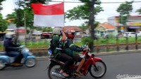 Selain atribut Persebaya, Bonek juga membawa bendera merah putih yang dikibarkan di sepanjang jalan menuju stadion.