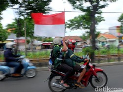 Selain atribut Persebaya, Bonek juga membawa bendera merah putih yang dikibarkan di sepanjang jalan menuju stadion.