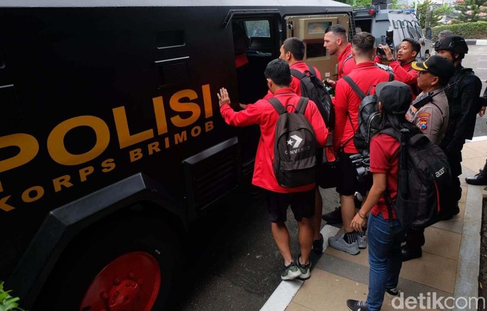 Momen Pemain Persija Diangkut Barracuda Para pemain Persija Jakarta diantar ke stadion Gelora Delta Sidoarjo dengan menaiki barracuda. Begini momennya.