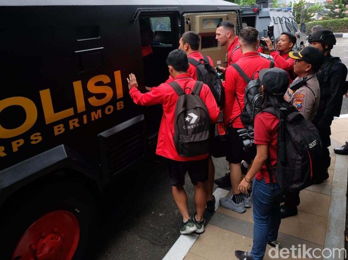 Para pemain Persija Jakarta diantar ke stadion Gelora Delta Sidoarjo dengan menaiki barracuda. Begini momennya.