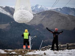 Salju Langka, Resor Ini Menggotongnya dari Puncak Gunung