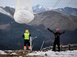 Salju Langka, Resor Ini Menggotongnya dari Puncak Gunung