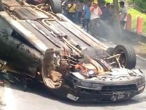 Cerita Pengemudi Sedan yang Tabrak Lari Lalu Digulingkan dan Dibakar Warga Cerita Pengemudi Sedan yang Tabrak Lari Lalu Digulingkan dan Dibakar Warga