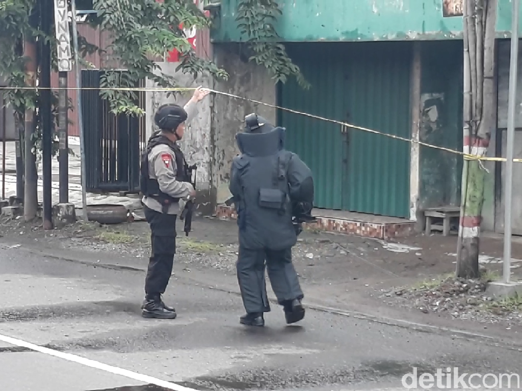 Bungkusan Rangkaian Kabel Diduga Bom di Brebes Akhirnya Diledakkan Bungkusan Rangkaian Kabel Diduga Bom di Brebes Akhirnya Diledakkan
