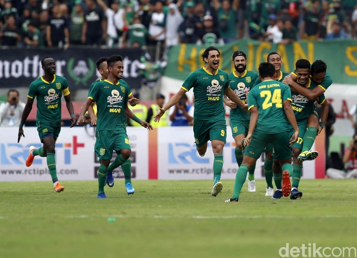 Persebaya Juara Piala Gubernur Jatim Persebaya Surabaya memastikan meraih gelar Piala Gubernur Jatim 2020. Di partai final, mereka mengalahkan Persija Jakarta yang bermain dengan 10 pemain 4-1.