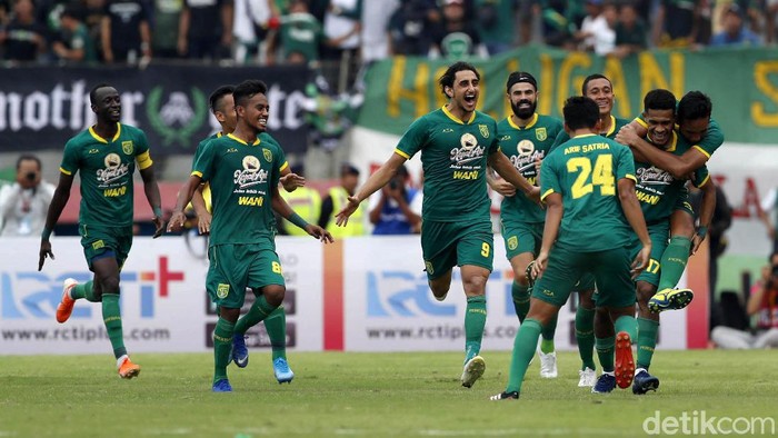 Persebaya Surabaya memastikan meraih gelar Piala Gubernur Jatim 2020. Di partai final, mereka mengalahkan Persija Jakarta yang bermain dengan 10 pemain 4-1.