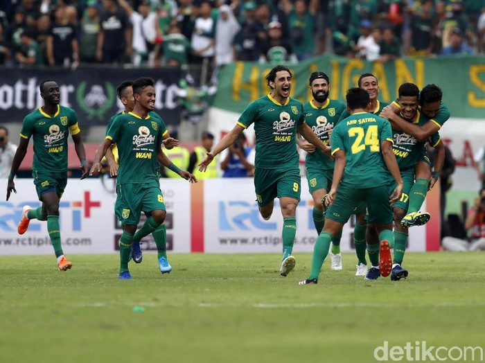 Persebaya Surabaya memastikan meraih gelar Piala Gubernur Jatim 2020. Di partai final, mereka mengalahkan Persija Jakarta yang bermain dengan 10 pemain 4-1.